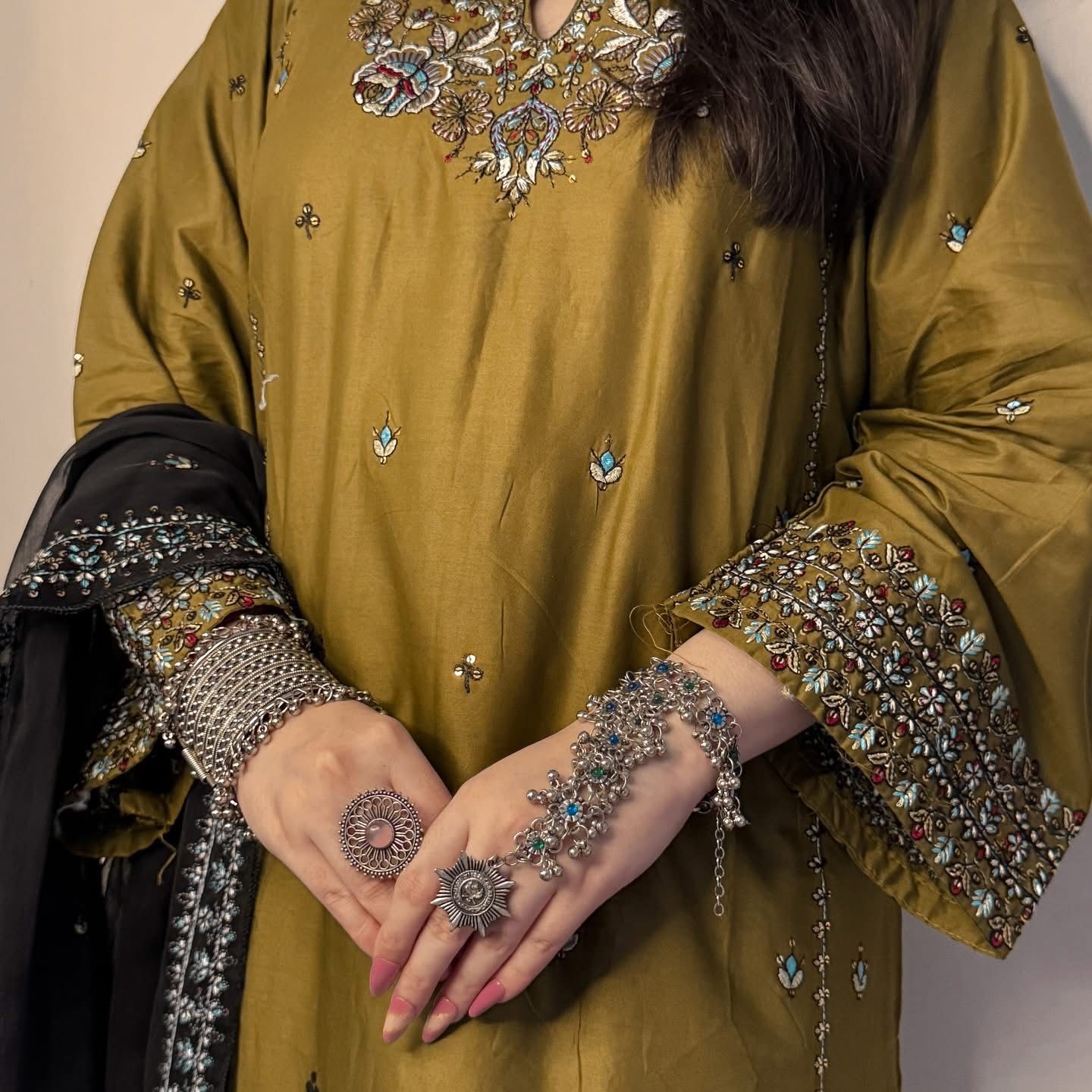 Mehandi Green 3 Piece Embroidered Lawn Suit – Heavy Embroidered Front, Sleeves & Ready-to-Wear Embroidered Dupatta